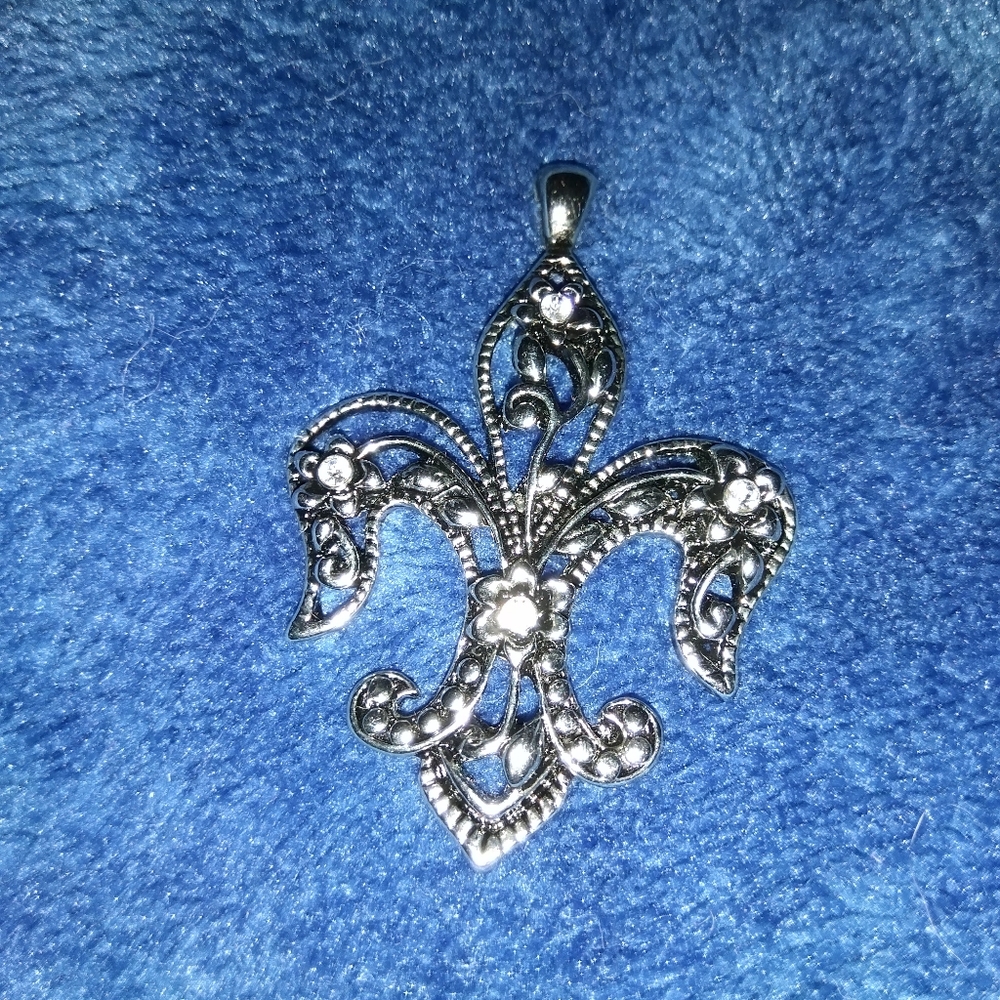 Pendent - Picture 2 of 3